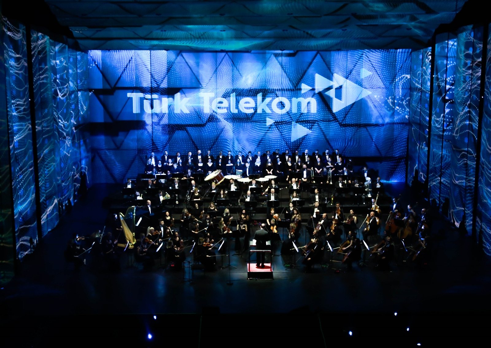 Pemandangan dari pertunjukan Istanbul State Symphony Orchestra pada malam gala Türk Telekom Opera Hall di AKM, Istanbul, Turki, 18 Mei 2022. 
