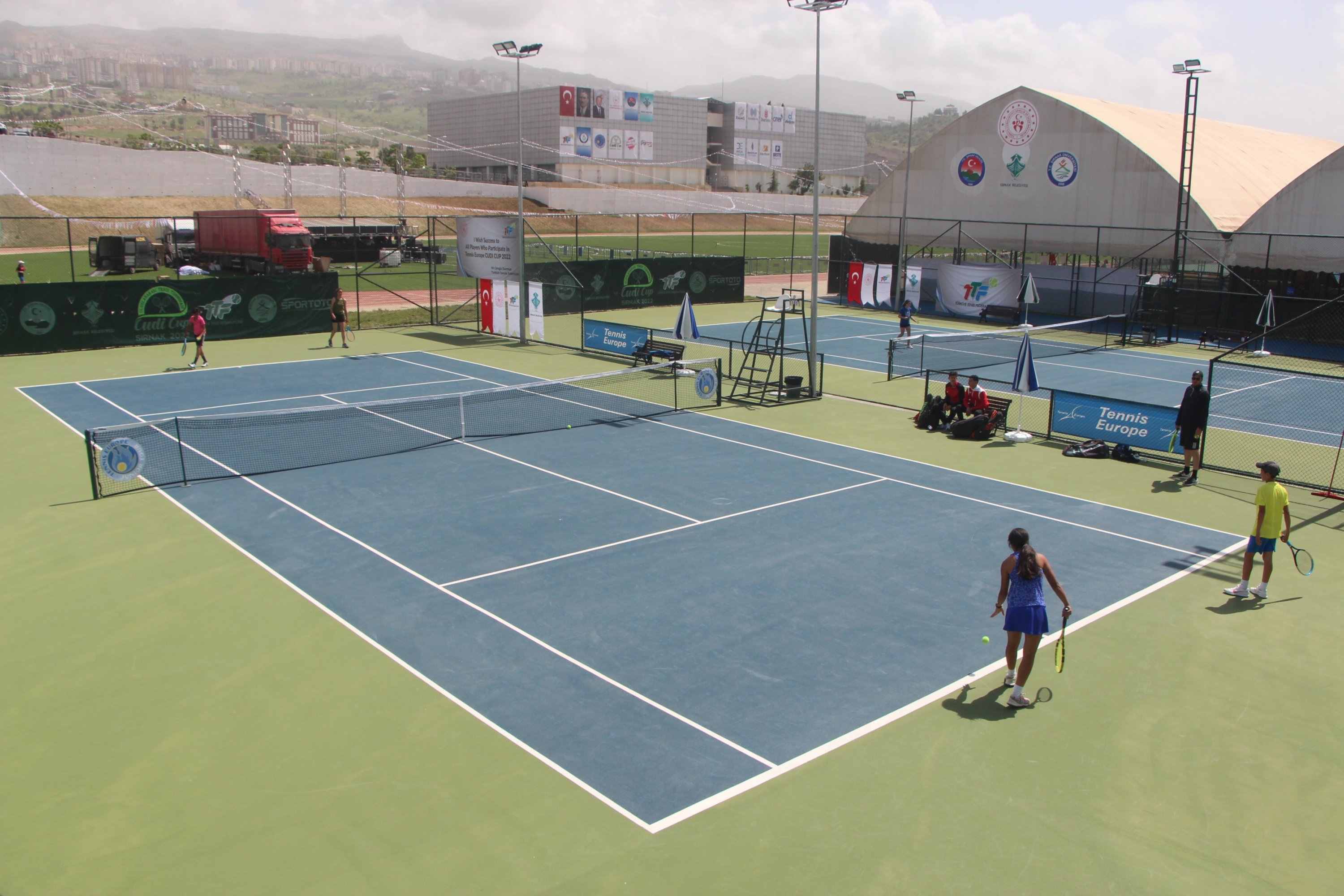 17 Mayıs 2022'de Türkiye'de düzenlenen Cudi Cup Uluslararası Tenis Turnuvası'nda çiftler maçı, rnak.  (AA fotoğrafı)