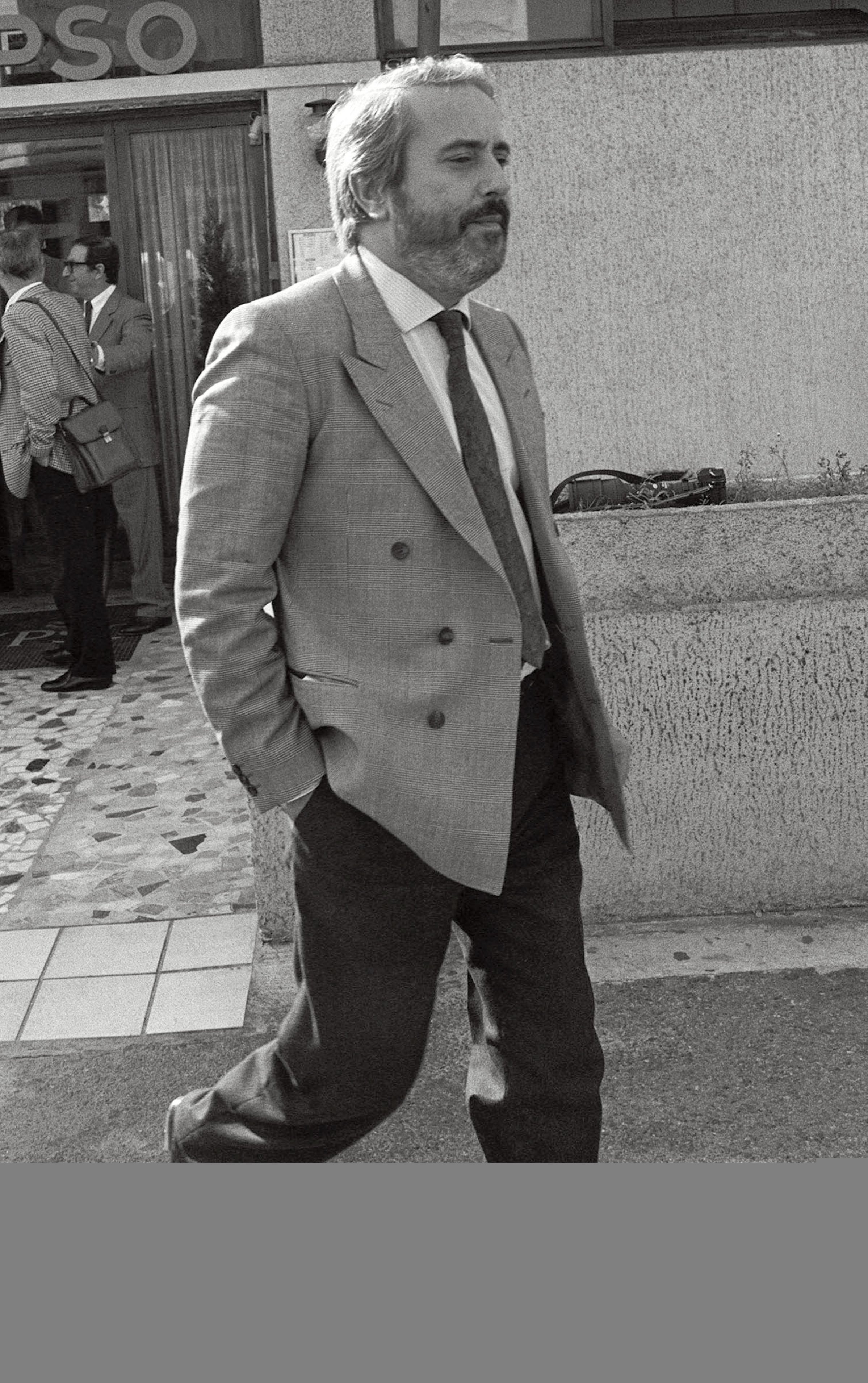 Hakim Italia Giovanni Falcone (2-L), dikelilingi oleh pengawalnya, tiba di Marseille untuk bertemu rekan-rekan Prancisnya untuk menyelidiki plot kriminal 'Pizza Connection' Mafia, Marseille, Prancis, 21 Oktober 1986. (AFP File Photo).