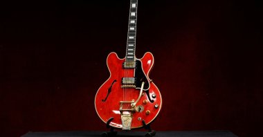 The Oasis band member Noel Gallagher&#039;s Gibson ES-355 guitar, destroyed during an argument with his brother at Paris&#039; Rock en Seine festival in 2009, is displayed during a media preview at Hotel Drouot ahead of the auction in Paris, France, May 13, 2022. (REUTERS)