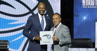 Orlando Magic head coach Jamahl Mosley (L) with NBA Deputy Commissioner Mark Tatum after winning the No. 1 in the 2022 NBA draft lottery, Chicago, U.S, May 17, 2022. (AP Photo)