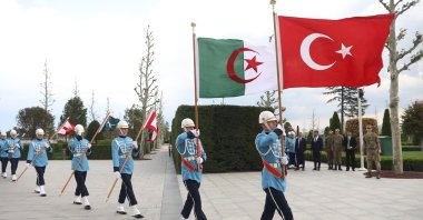 Guards carry Turkish and Algerian flags during an official ceremony at the Presidential Complex in Ankara, Turkey, May 16, 2022. (AFP Photo)