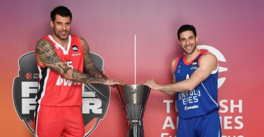 Anadolu Efes skipper Doğuş Balbay (R) and Olympiacos captain Georgios Printezis pose with the EuroLeague trophy, Belgrade, Serbia, May 17, 2022. (EuroLeague official website photo)