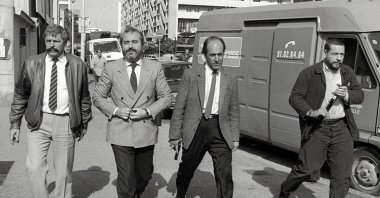 Italian Judge Giovanni Falcone (2-L), surrounded by his bodyguards, arrives in Marseille to meet his French counterparts to investigate the Mafia "Pizza Connection" criminal plot, Marseille, France, Oct. 21, 1986. (AFP File Photo)