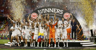 Eintracht Frankfurt's Sebastian Rode lifts the trophy as his team celebrates after winning the UEFA Europa League in the final match against Glasgow Rangers at the Ramon Sanchez Pizjuan Stadium in, Seville, Spain, on May 18, 2022. (Reuters Photo)