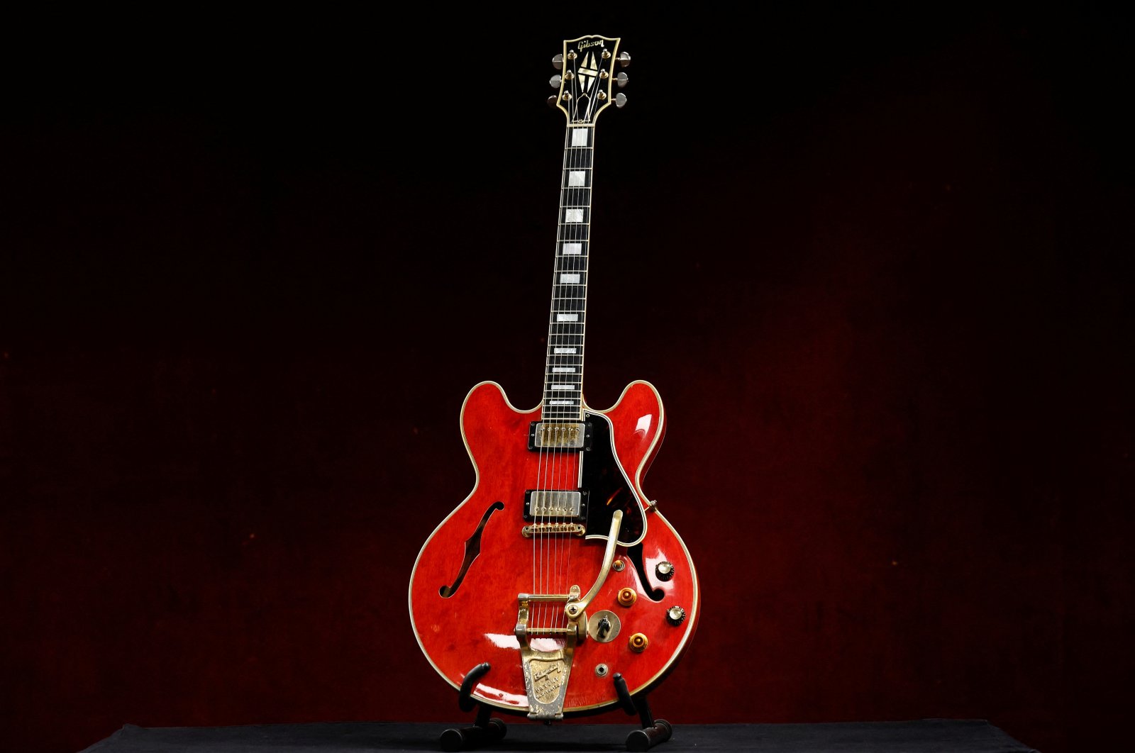 The Oasis band member Noel Gallagher&#039;s Gibson ES-355 guitar, destroyed during an argument with his brother at Paris&#039; Rock en Seine festival in 2009, is displayed during a media preview at Hotel Drouot ahead of the auction in Paris, France, May 13, 2022. (REUTERS)