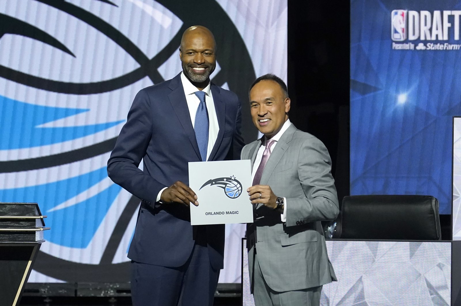 Orlando Magic head coach Jamahl Mosley (L) with NBA Deputy Commissioner Mark Tatum after winning the No. 1 in the 2022 NBA draft lottery, Chicago, U.S, May 17, 2022. (AP Photo)