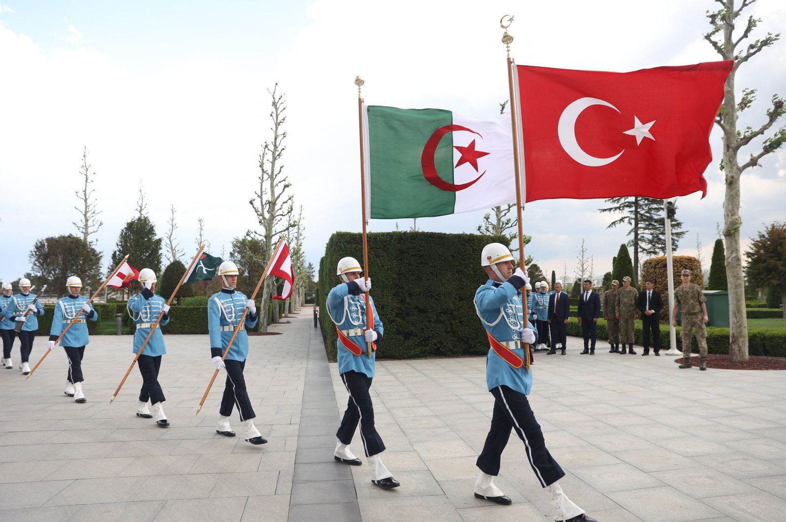 Guards carry Turkish and Algerian flags during an official ceremony at the Presidential Complex in Ankara, Turkey, May 16, 2022. (AFP Photo)