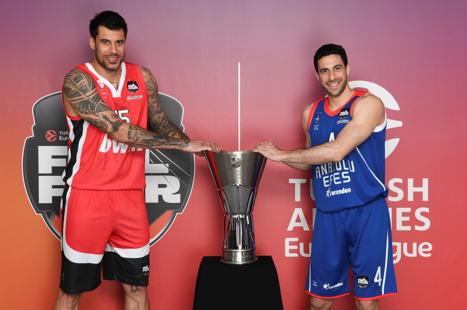 Anadolu Efes skipper Doğuş Balbay (R) and Olympiacos captain Georgios Printezis pose with the EuroLeague trophy, Belgrade, Serbia, May 17, 2022. (EuroLeague official website photo)