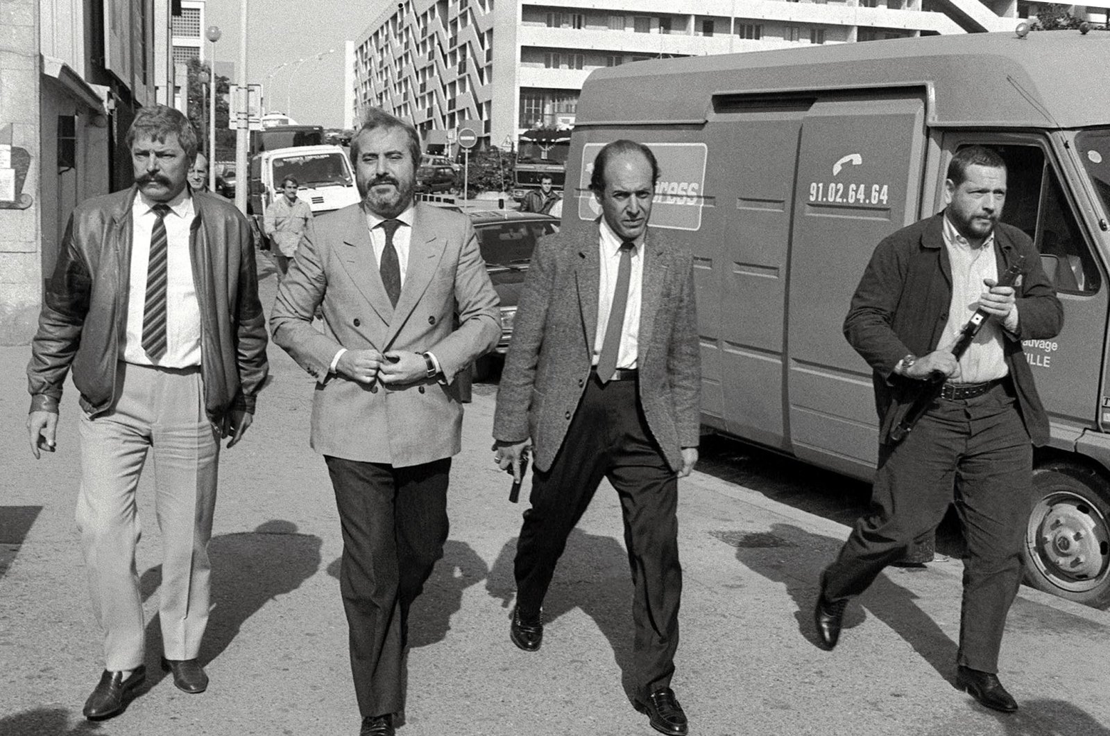 Italian Judge Giovanni Falcone (2-L), surrounded by his bodyguards, arrives in Marseille to meet his French counterparts to investigate the Mafia "Pizza Connection" criminal plot, Marseille, France, Oct. 21, 1986. (AFP File Photo)
