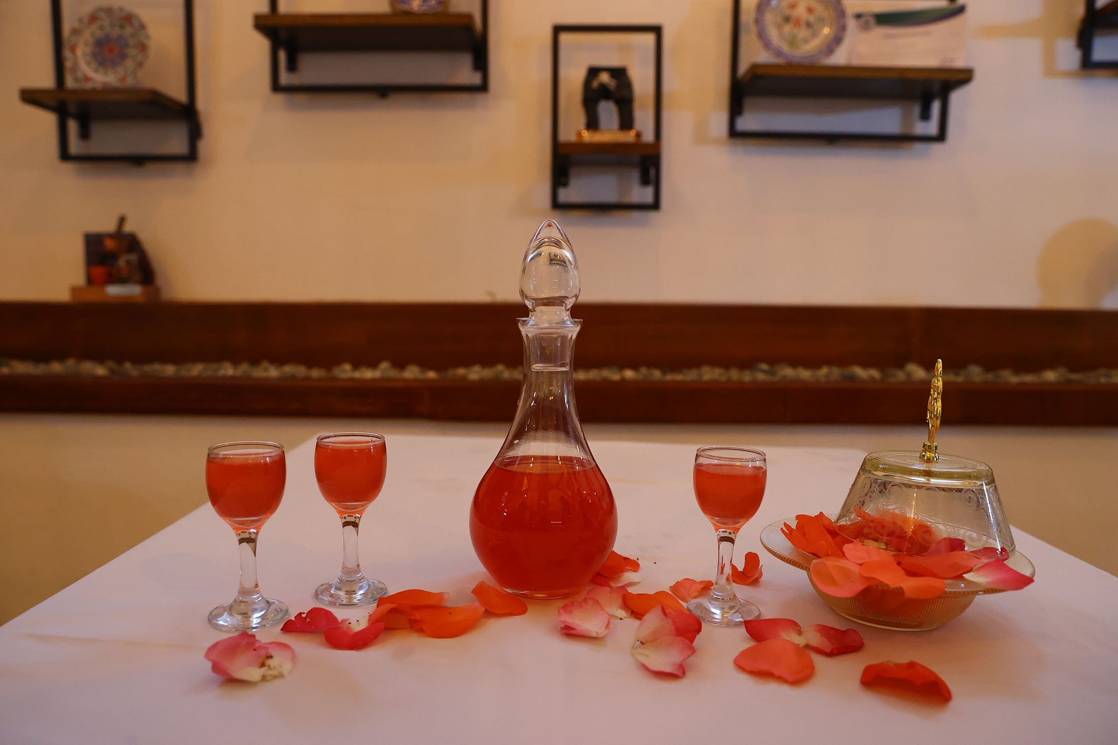 Serbet mawar, minuman klasik Ottoman dapat dilihat di Devecihan Cultural Center, di Edirne, Turki, 19 Mei 2022. (AA Photo)