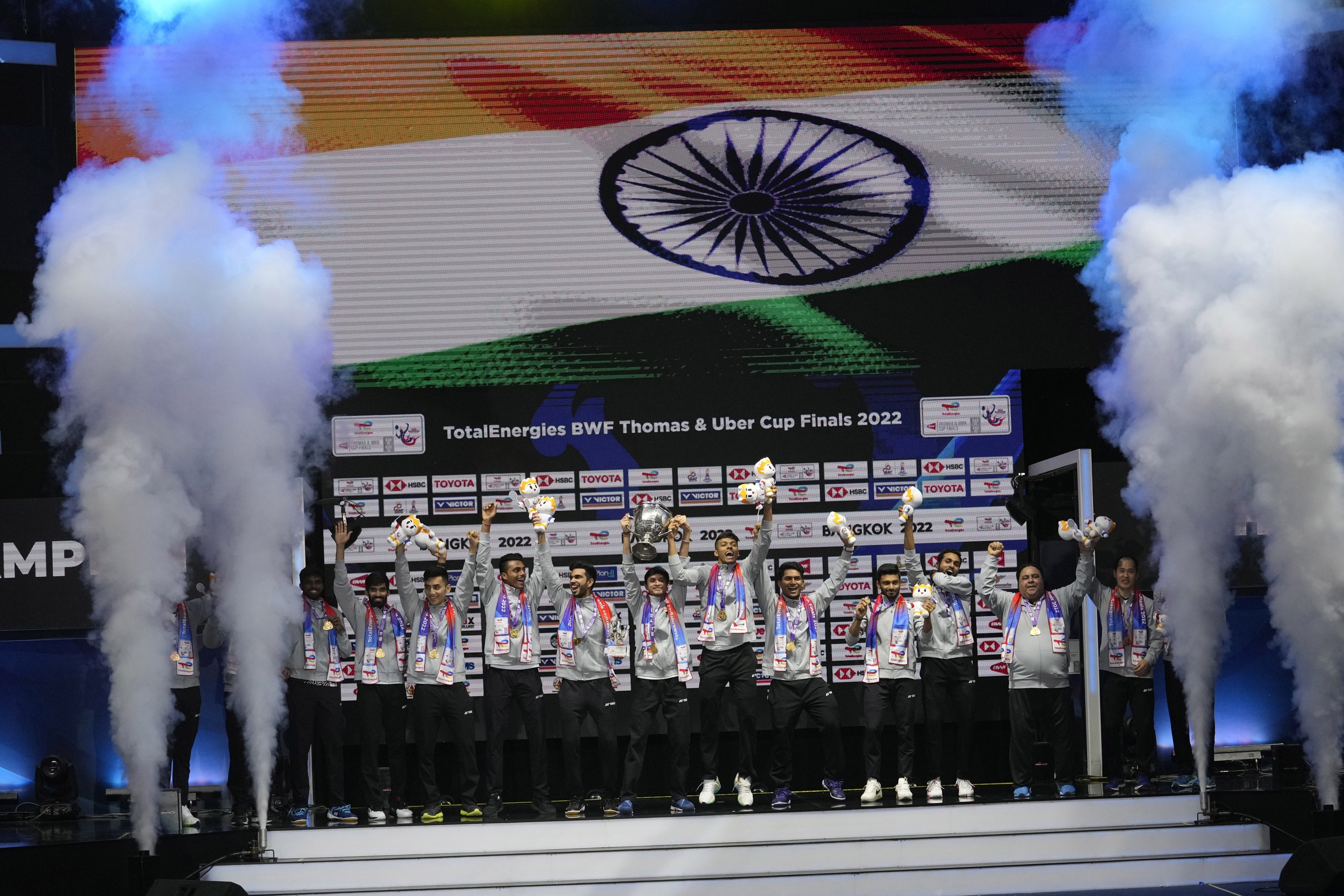 Tim India memegang trofi usai meraih gelar Piala Thomas di Bangkok, Thailand, 15 Mei 2022. (AP Photo)