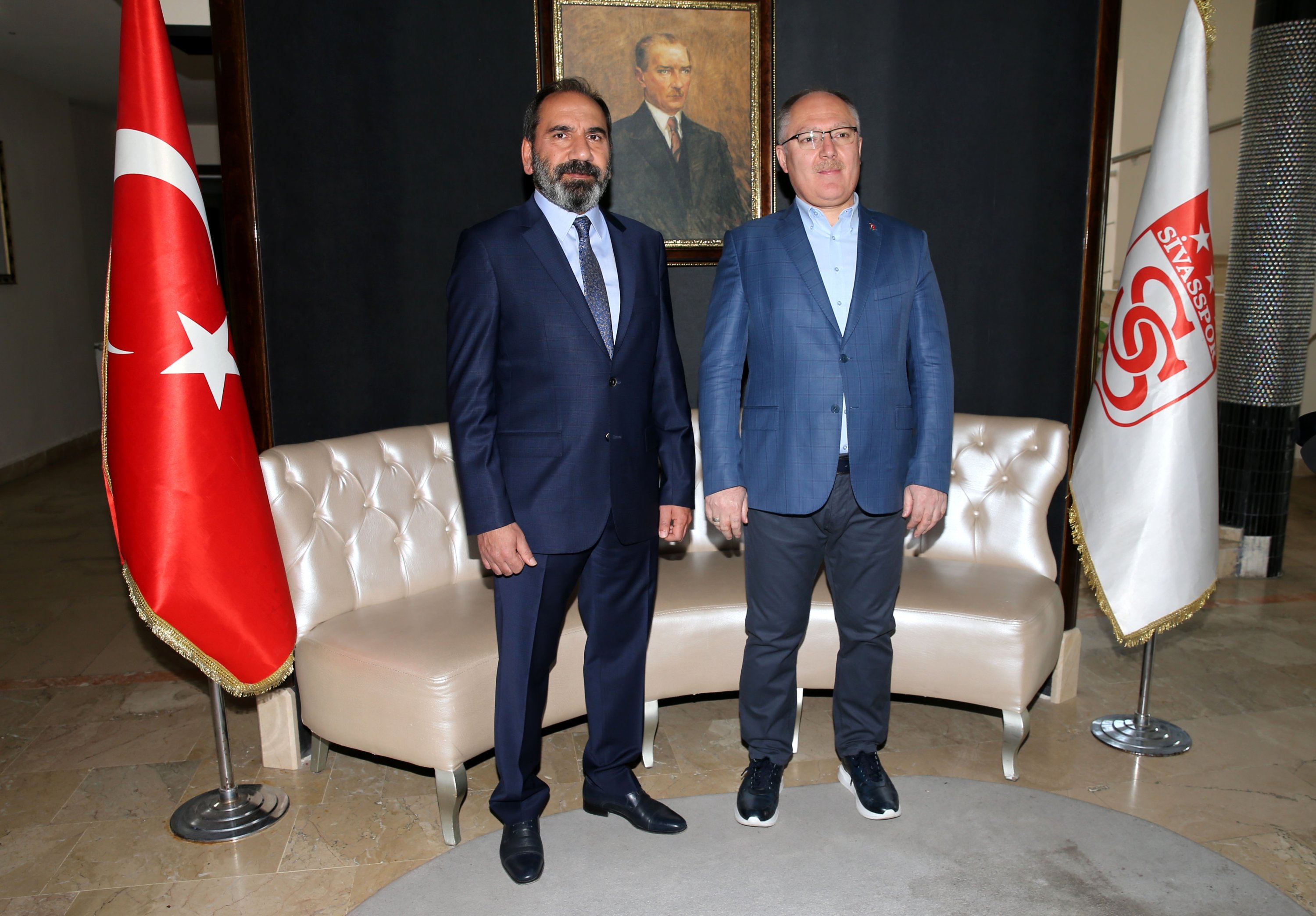 Walikota Sivas Hilmi Bilgin (kanan) dan Presiden Sivasspor Mecnun Otyakmaz berfoto bersama, Sivas, Turki, 19 Mei 2022. (AA Photo)