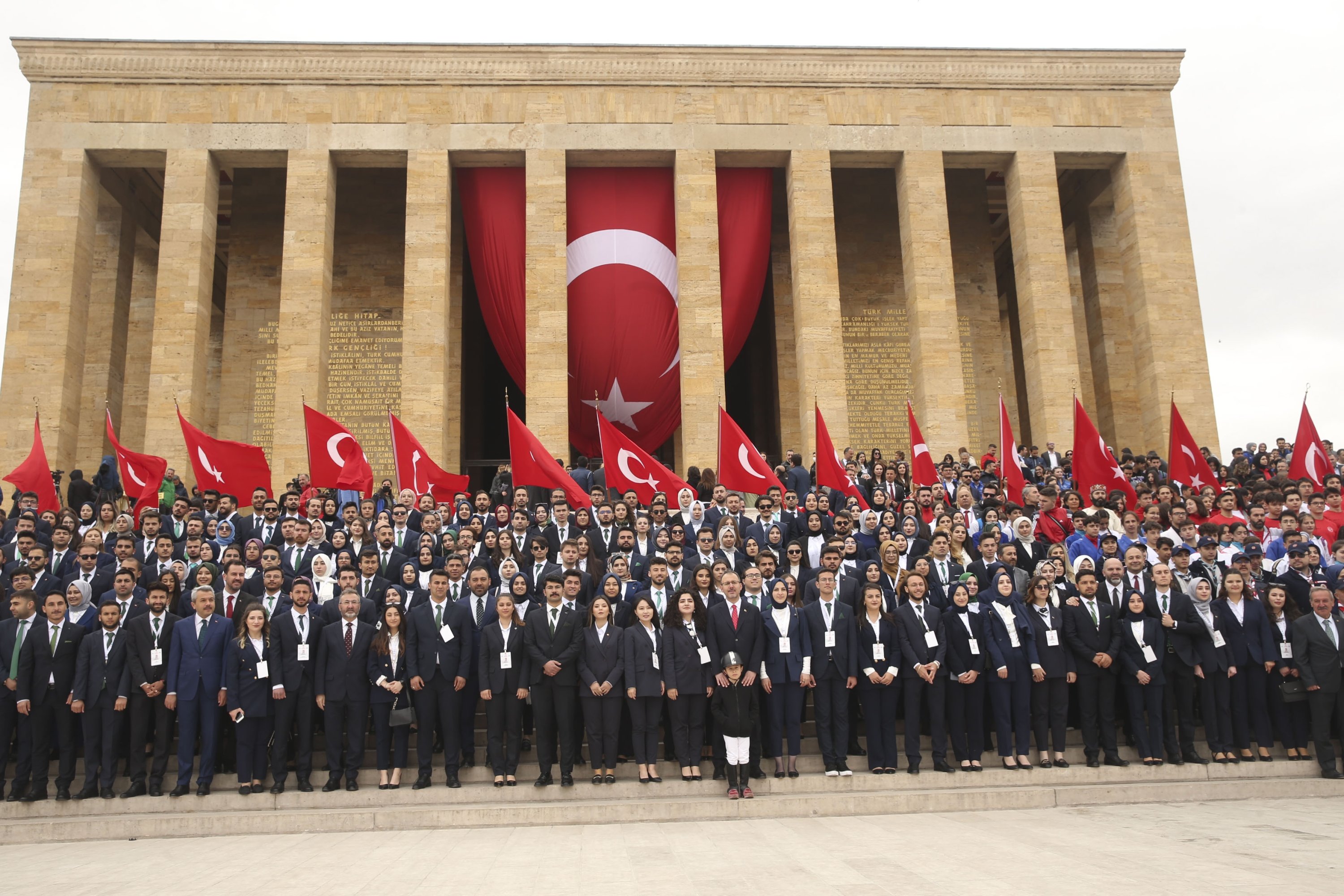 Perwakilan pemuda mendampingi Menteri Olahraga dan Pemuda Mehmet Muharrem Kasapoğlu untuk berfoto di luar Anıtkabir, di ibu kota Ankara, Turki, 19 Mei 2022. (AA PHOTO)