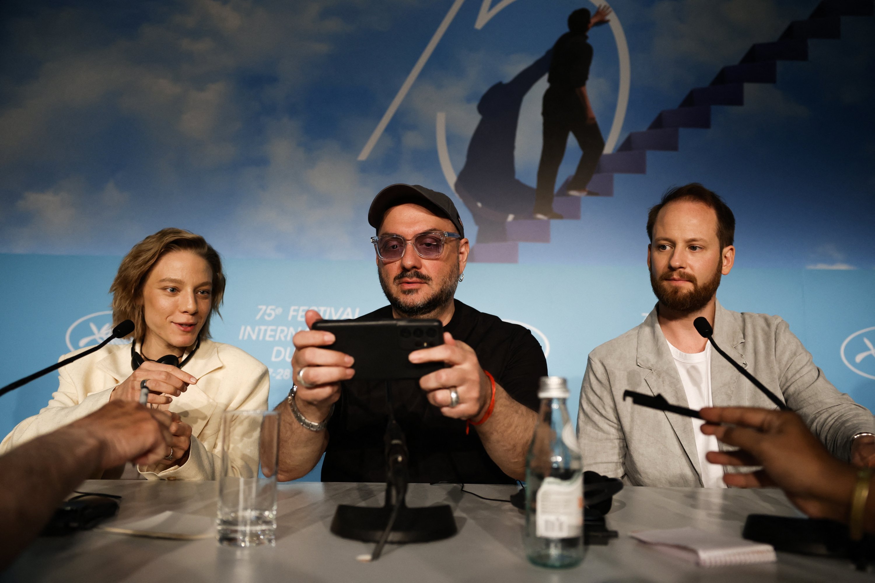 Sutradara Kirill Serebrennikov dan pemeran Alyona Mikhailova dan Odin Lund Biron berfoto selfie di akhir konferensi pers untuk film tersebut 