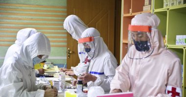 Members of the North Korean army supply medicines to residents at a pharmacy amid growing fears over the spread of COVID-19, Pyongyang, North Korea, May 18, 2022. (Reuters Photo)
