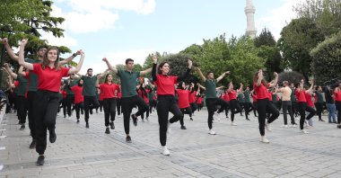 Nearly 2,000 young people perform the traditional harmandalı folk dance at Sultanahmet Square, in Istanbul, Turkey, May 19, 2022. (DHA PHOTO)