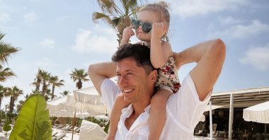 Robert Lewandowski with daughter Klara in Antalya, Turkey, May 18, 2022. (Robert Lewandowski on Instagram)