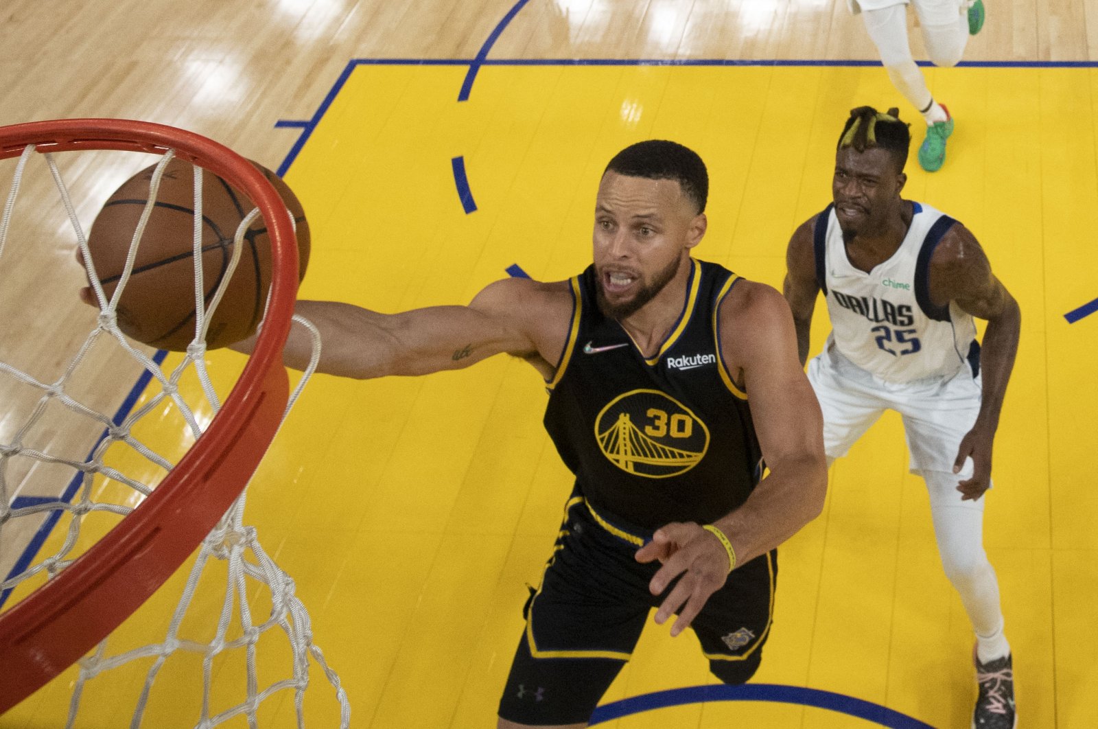 Warriors guard Stephen Curry (L) shoots Mavericks forward Reggie Bullock during a 2022 NBA Western Conference final game, San Francisco, U.S., May 18, 2022. (Reuters Photo)