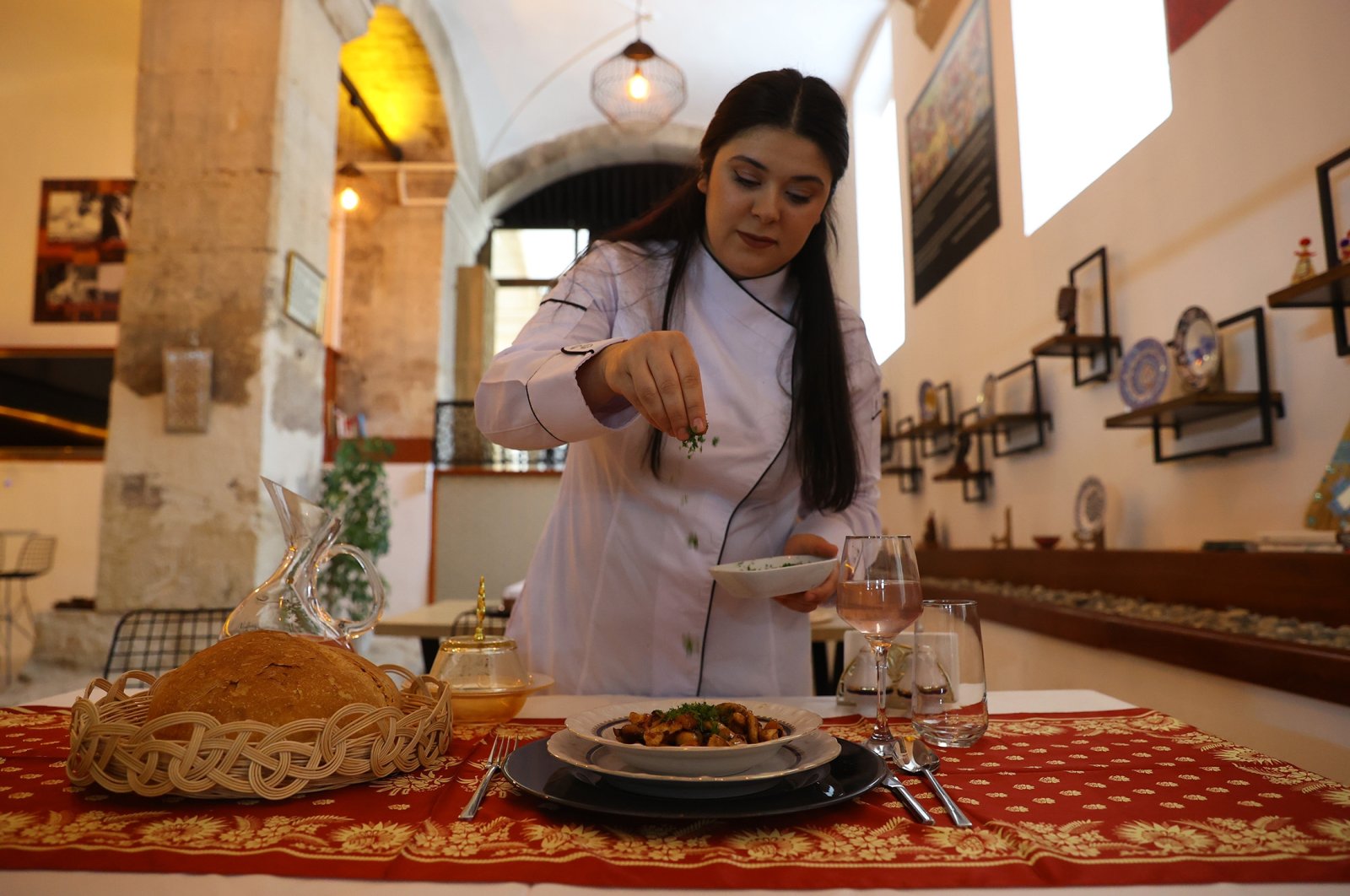 A chef prepares mahmudiye, an Ottoman palace dish, at the Devecihan Cultural Center, in Edirne, Turkey, May 19, 2022. (AA Photo)