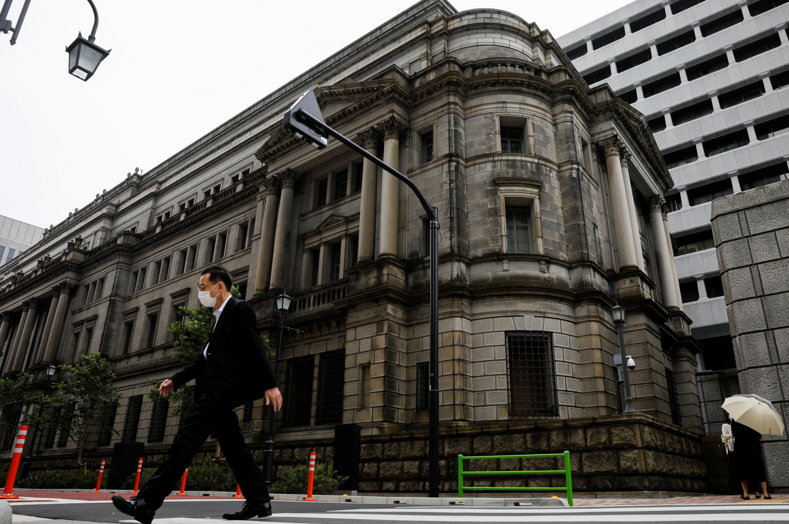 A man wearing a protective mask walks past the headquarters of Bank of Japan amid the coronavirus disease (COVID-19) outbreak in Tokyo, Japan, May 22, 2020. (Reuters Photo)