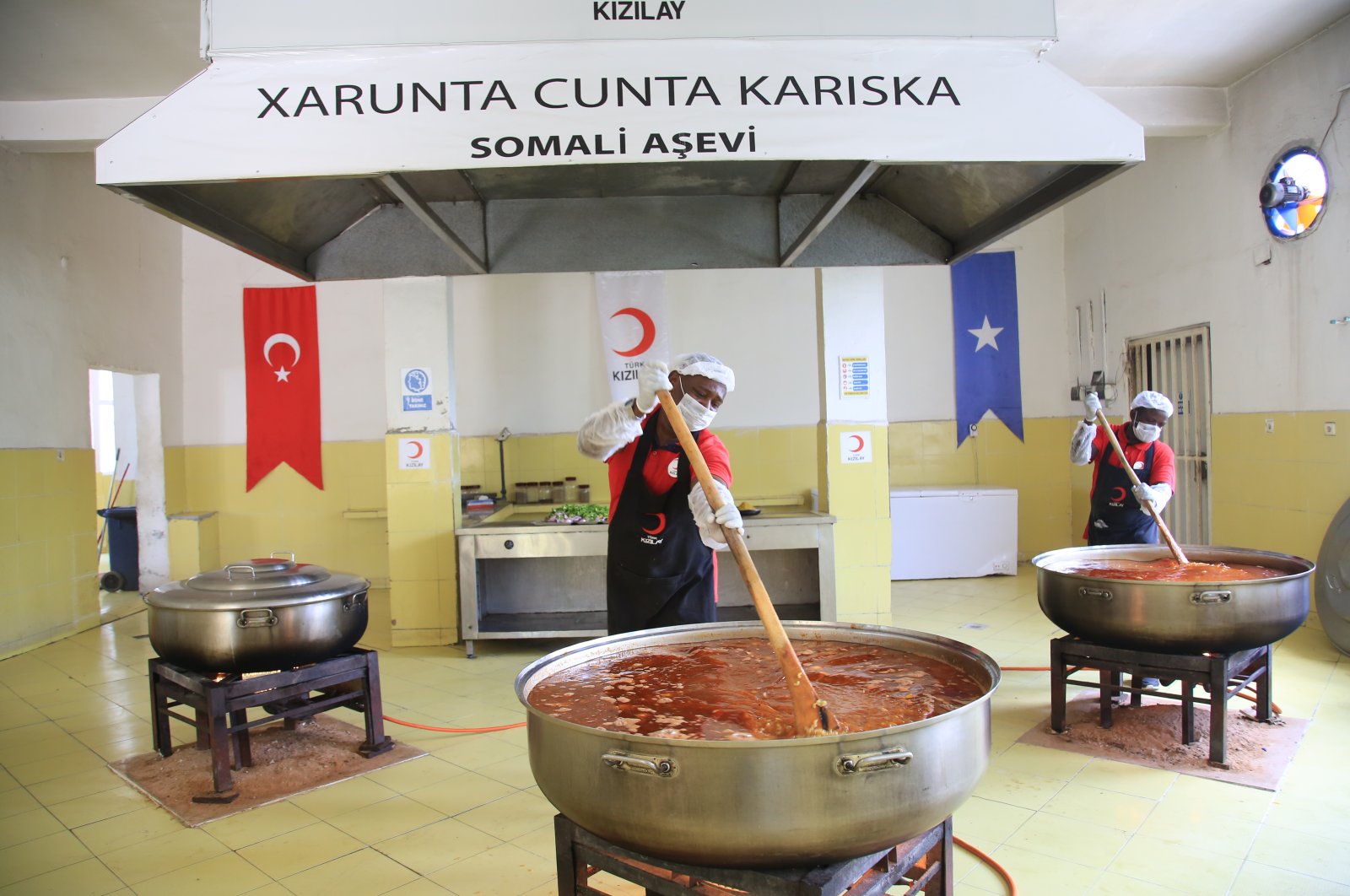 Bulan Sabit Merah Turki memberi makan orang-orang Somalia yang membutuhkan dari dapur