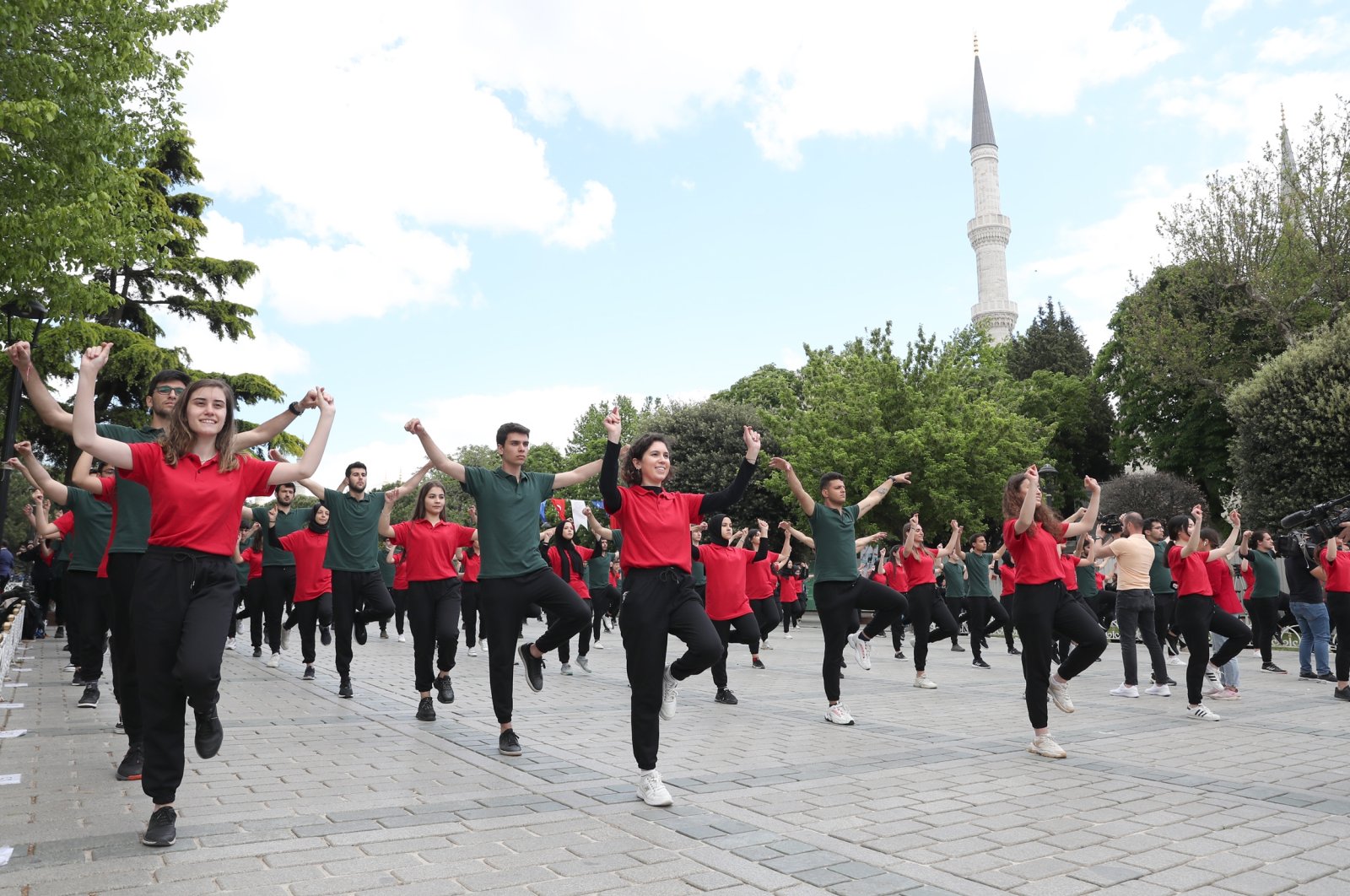 Nearly 2,000 young people perform the traditional harmandalı folk dance at Sultanahmet Square, in Istanbul, Turkey, May 19, 2022. (DHA PHOTO)