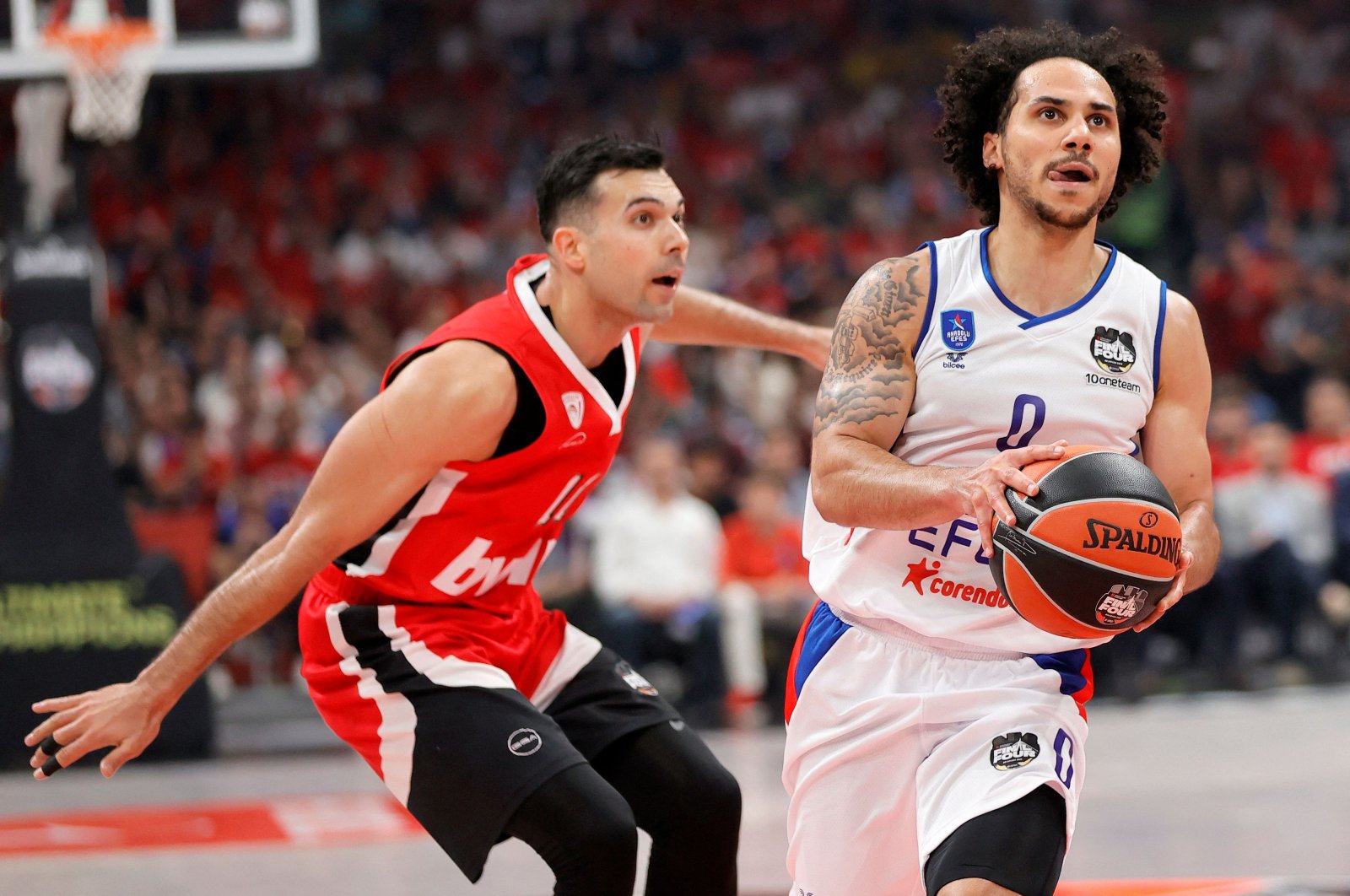 Anadolu Efes&#039; Shane Larkin (R) fights for the ball against Olympiacos&#039; Kostas Sloukas during the EuroLeague Final Four semi-final match between Olympiacos Piraeus and Anadolu Efes Istanbul at the Stark Arena in Belgrade on May 19, 2022. (Photo by Pedja Milosavljevic / AFP)