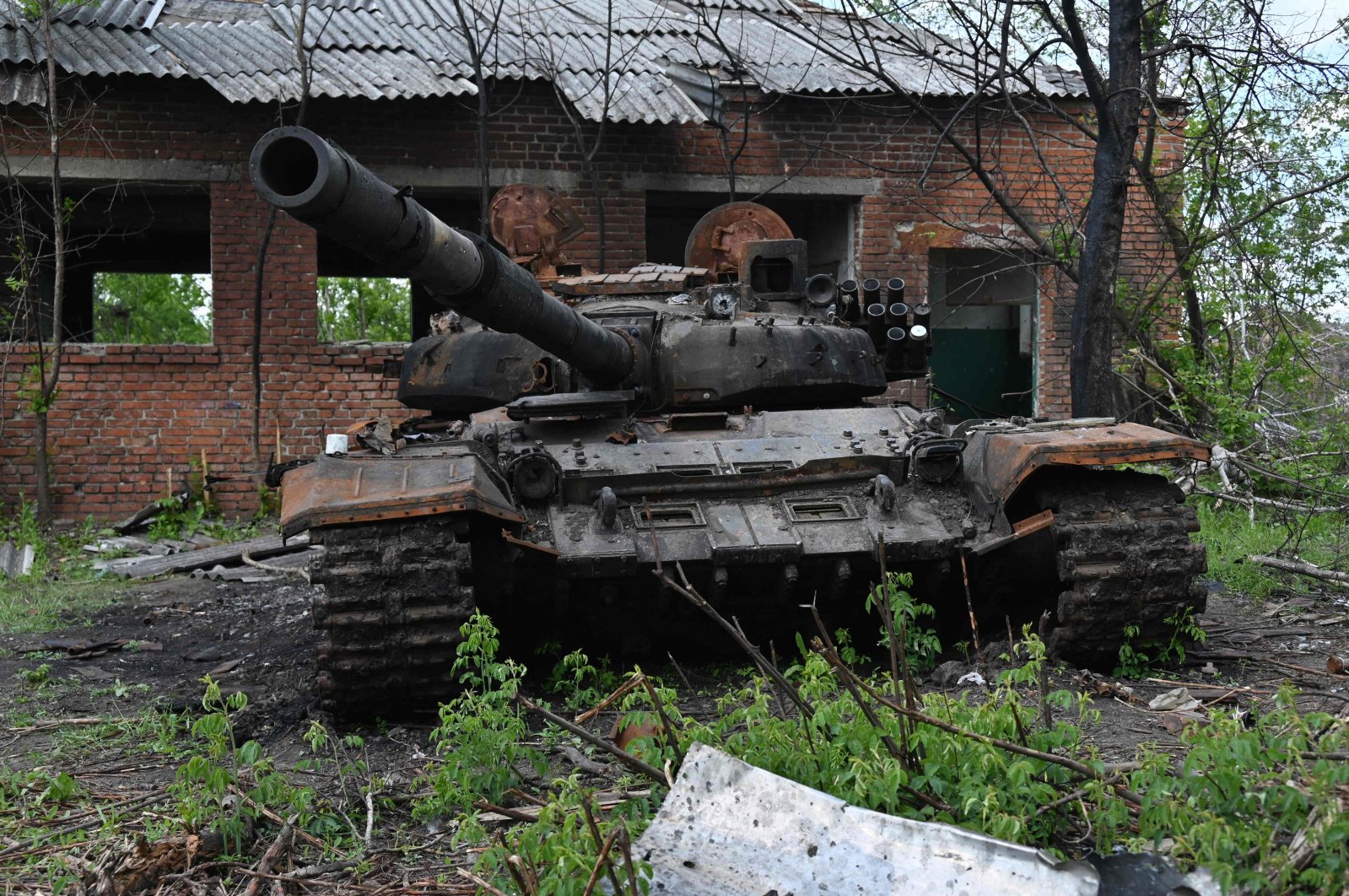 A destroyed tank is seen near the village of Biskvitne near Kharkiv, Ukraine, May 19, 2022, amid Russia&#039;s military invasion. (AFP Photo)