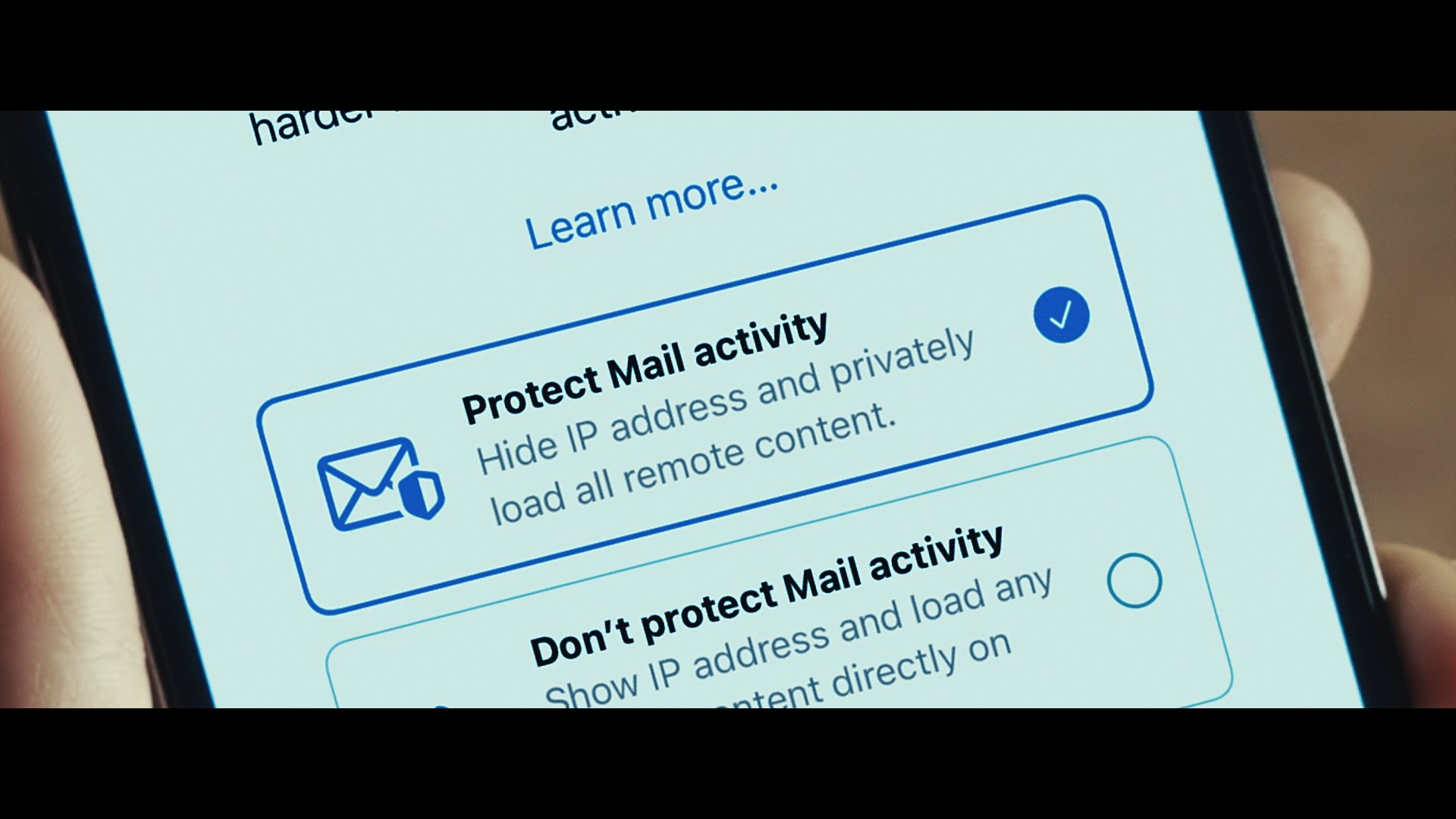 Tangkapan layar dari kampanye iklan baru Apple yang menampilkan fitur Perlindungan Privasi Mail, yang membantu pengguna memerangi pelacak email.  (Apel)