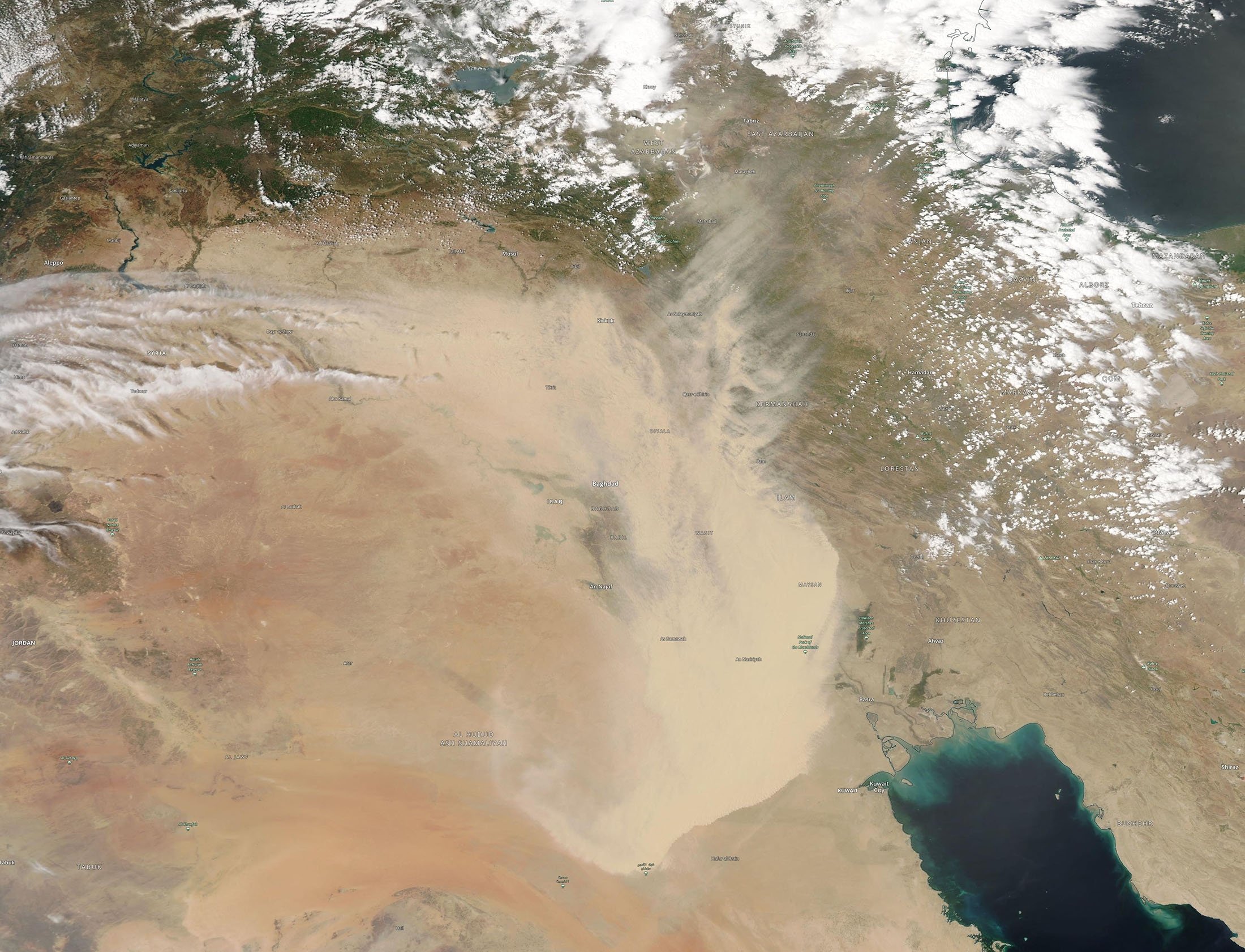 Citra satelit menunjukkan badai debu melanda sebagian Irak dan negara-negara tetangga, 16 Mei 2022. (NASA via AFP)