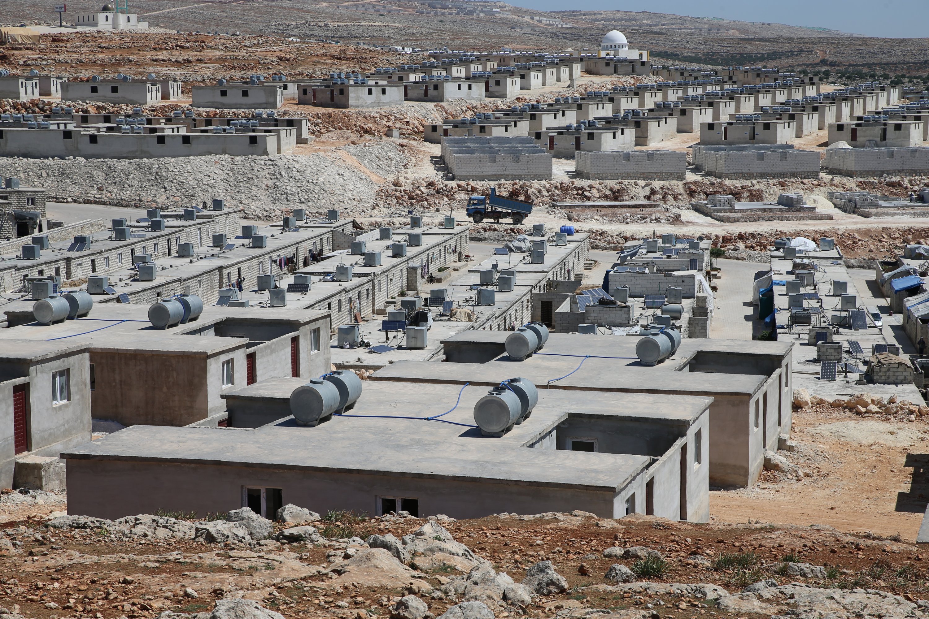 Une vue d'une colonie de maisons en briquettes construite par la Turquie à Idlib, en Syrie, le 20 mai 2022. (AA)