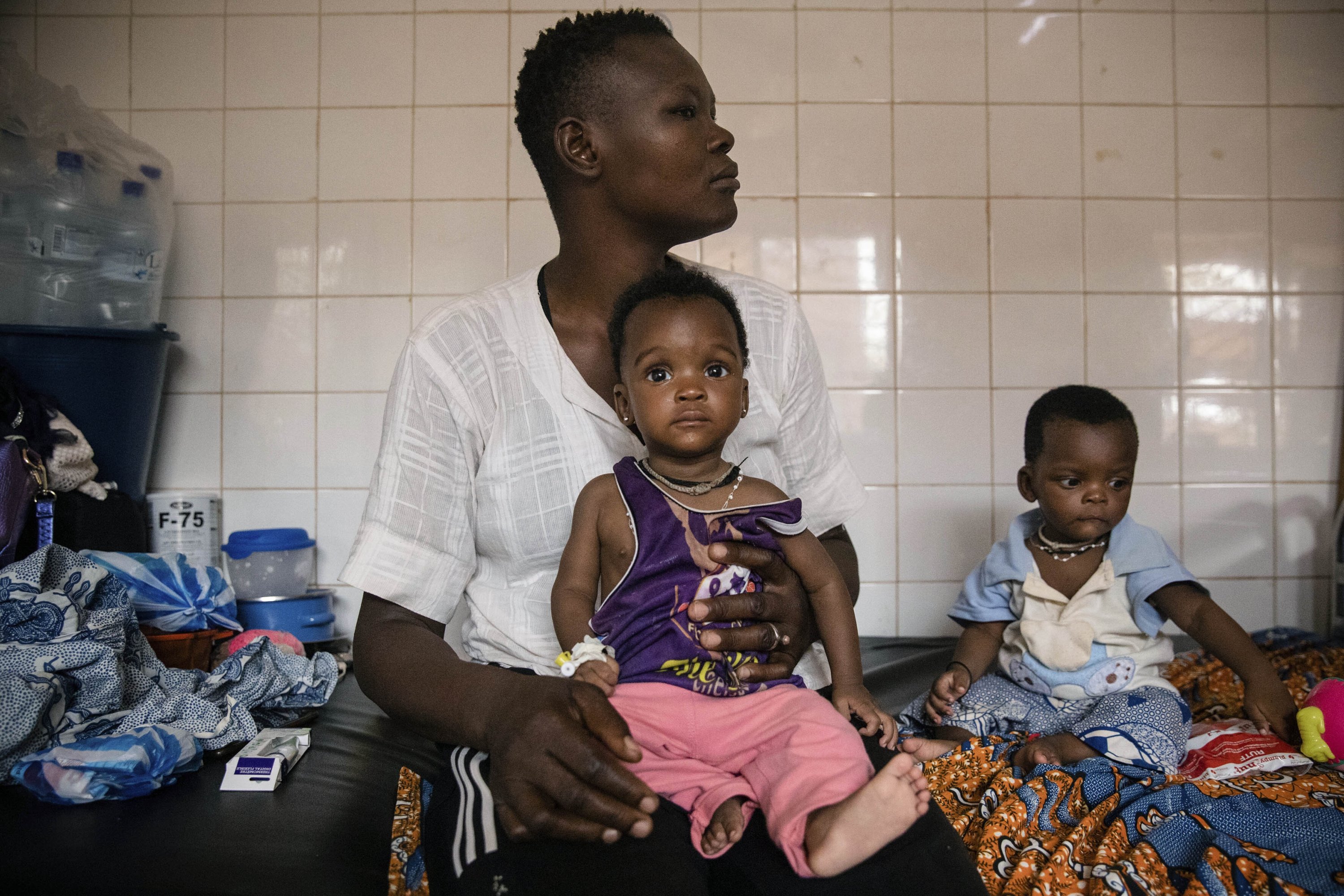 Anak-anak yang kekurangan gizi menunggu perawatan di bagian pediatrik rumah sakit Boulmiougou di Ouagadougou, Burkina Faso, 15 April 2022. (AP Photo)