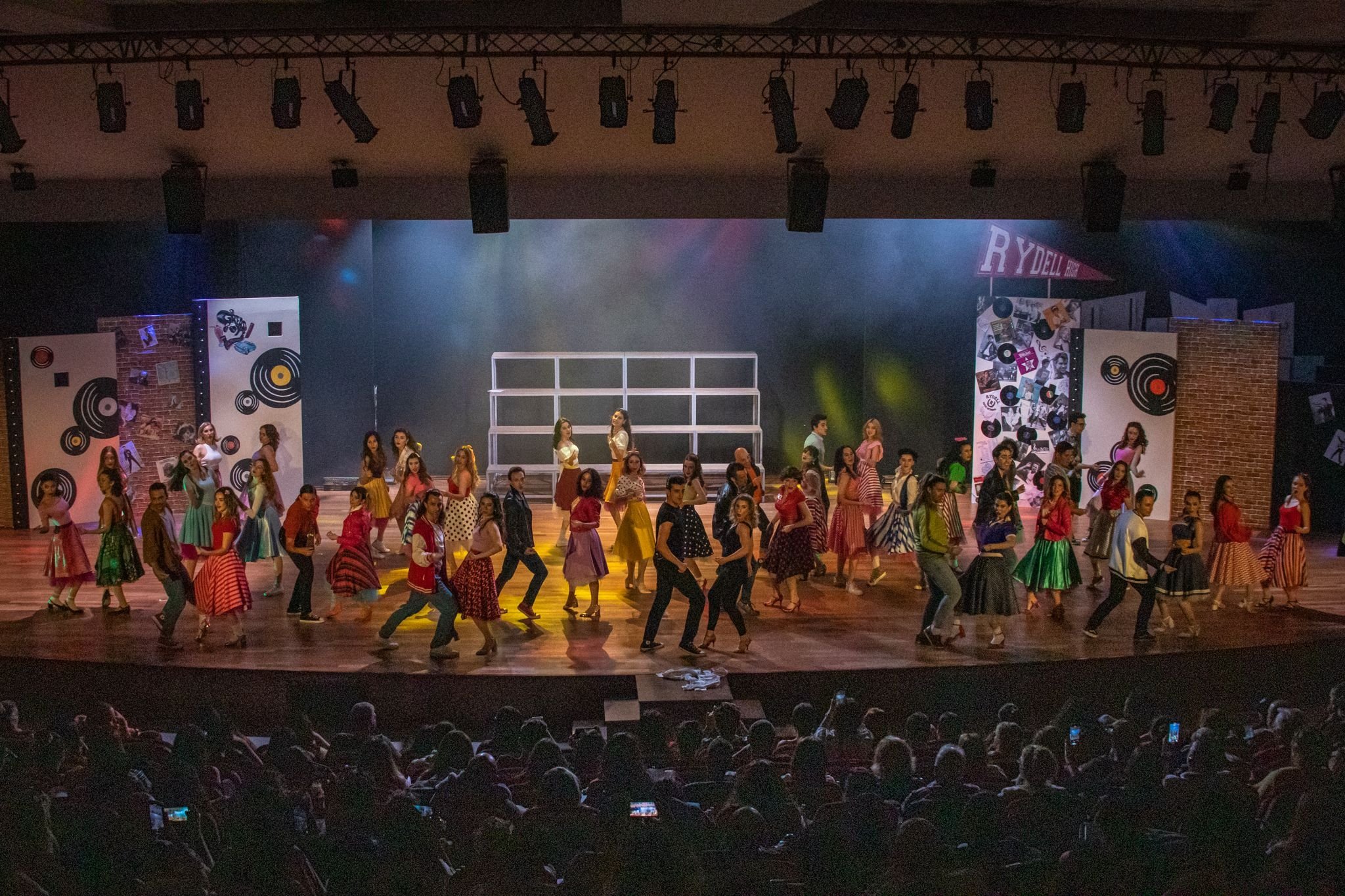 Sebuah adegan dari kebangkitan 'Grease' oleh Klub Dansa Universitas Yeditepe.