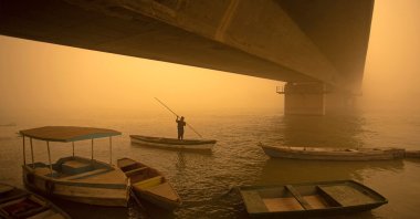 A fisherman paddles his boat during a sandstorm in southern city of Basra, Iraq, May 16, 2022. (AFP Photo)
