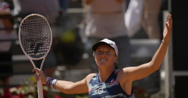 Iga Swiatek celebrates a win against Aryna Sabalenka at the Italian Open, Rome, Italy, May 14, 2022. (AP PHOTO)