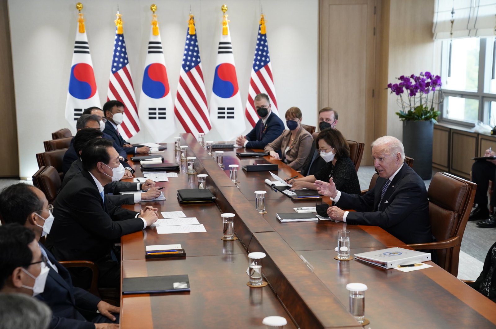 U.S. President Joe Biden (R) speaks during talks with South Korean President Yoon Suk Yeol (3rd-L) at the People&#039;s House inside the Ministry of National Defense, May 21, 2022, Seoul, South Korea. (AP Photo)