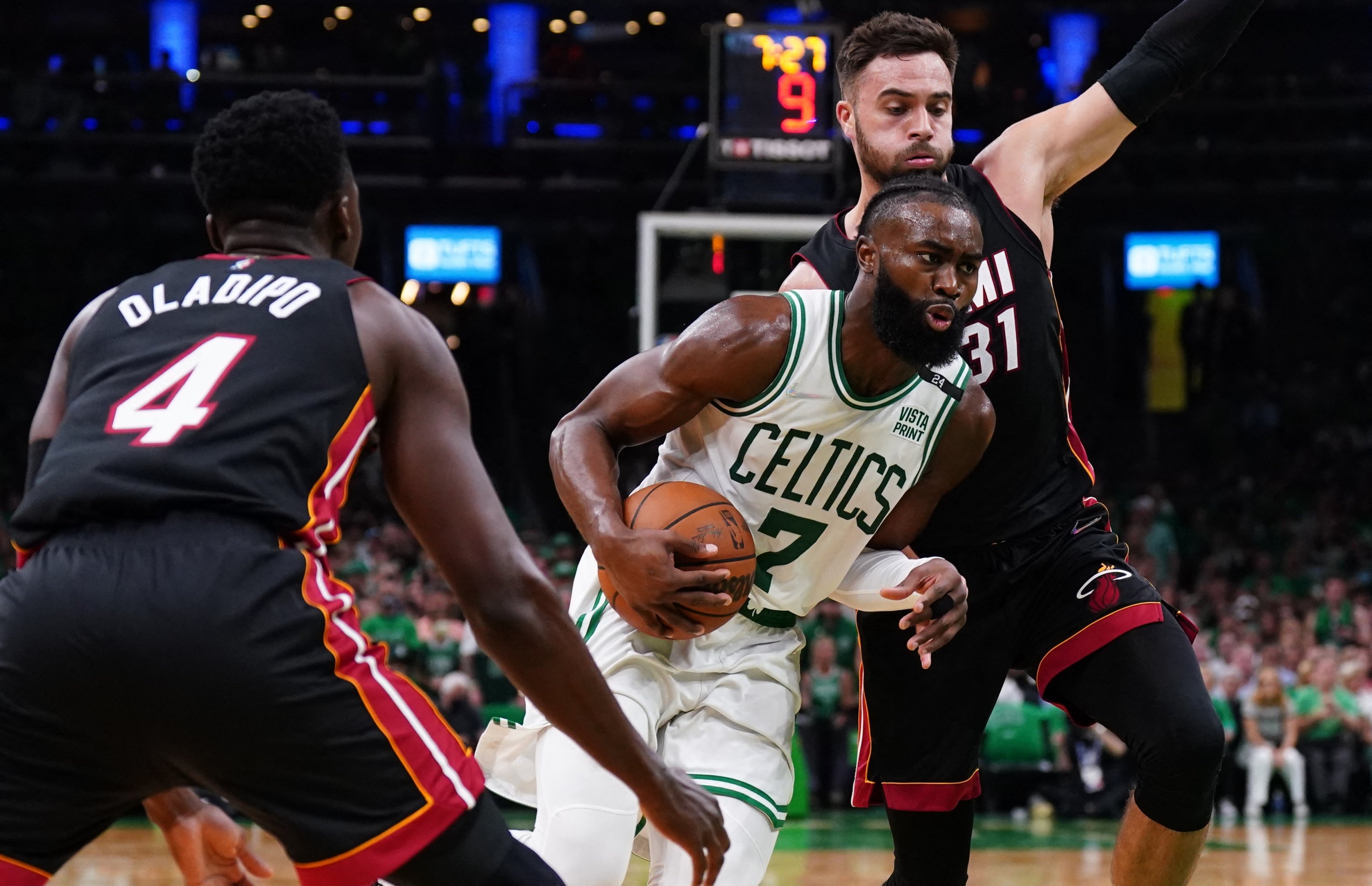 Guard Celtics Jaylen Brown (tengah) menggiring bola ke arah guard Miami Heat Max Strus (kanan) dan guard Victor Oladipo pada Game 3 final Wilayah Timur NBA, Boston, AS, 21 Mei 2022. (Foto Reuters)
