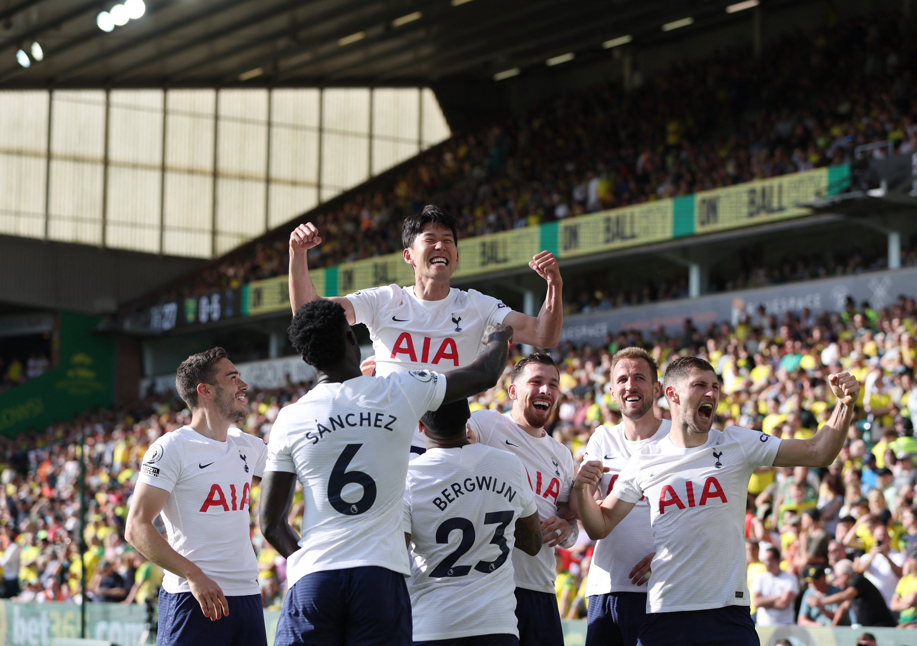Son Heung-min (tengah) Tottenham Hotspur merayakan gol kelima mereka bersama rekan satu timnya dalam pertandingan Liga Premier Norwich City, Norwich, Inggris, 22 Mei 2022. (Foto Reuters)