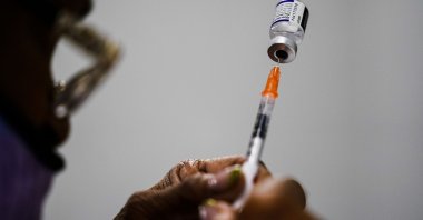 A syringe is prepared with Pfizer-BioNTech&#039;s COVID-19 vaccine at a vaccination clinic in Chester, Pennsylvania, U.S., Dec. 15, 2021. (AP Photo)