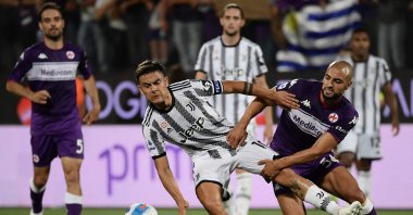 Fiorentina's Sofyan Amrabat (R) holds back Juventus' Paulo Dybala during a Serie A match, Florence, May 21, 2022. (AFP Photo)