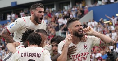 AC Milan's Olivier Giroud, right, celebrates with his teammates after he scored his side's second goal during the Serie A soccer match between Sassuolo and AC Milan at the Citta del Tricolore stadium, in Reggio Emilia, Italy, Sunday, May 22, 2022. (AP Photo)