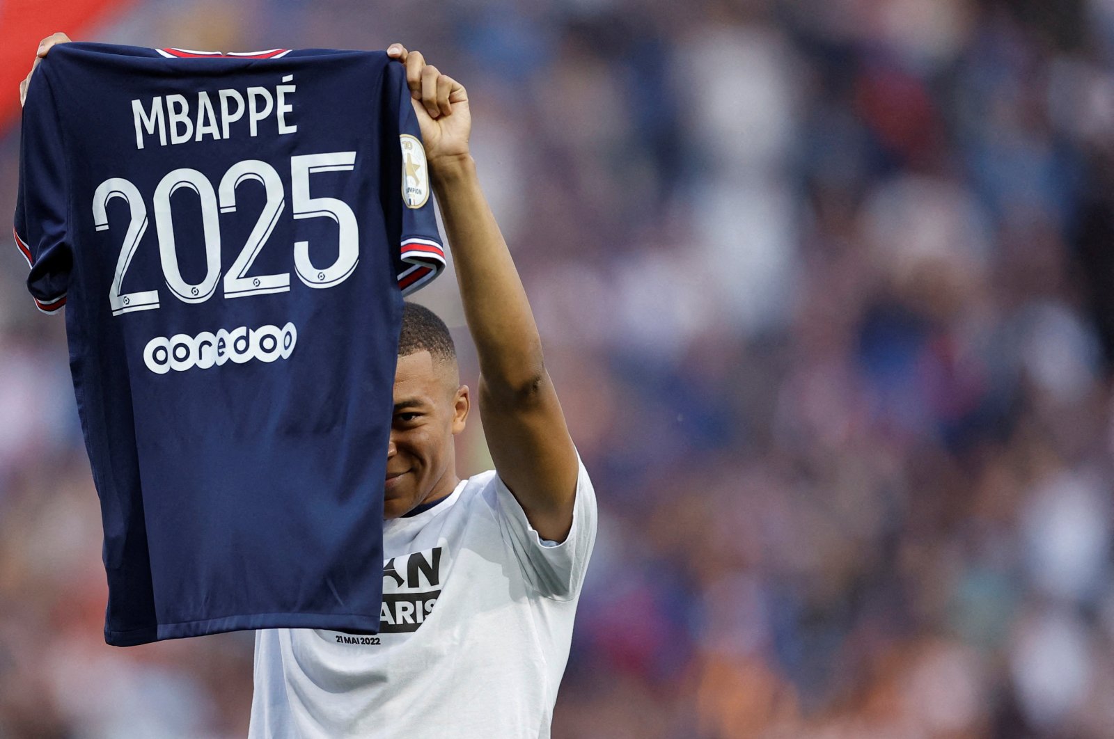 PSG&#039;s Kylian Mbappe holds up a shirt after signing a new contract, Paris, France, May 21, 2022. (Reuters Photo)
