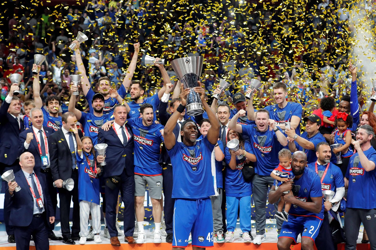 Anadolu Efes&#039; players, their family and team members celebrate with the trophy at the end of the EuroLeague Final Four final against Real Madrid, Belgrade, Serbia, May 21, 2022. (AFP Photo)