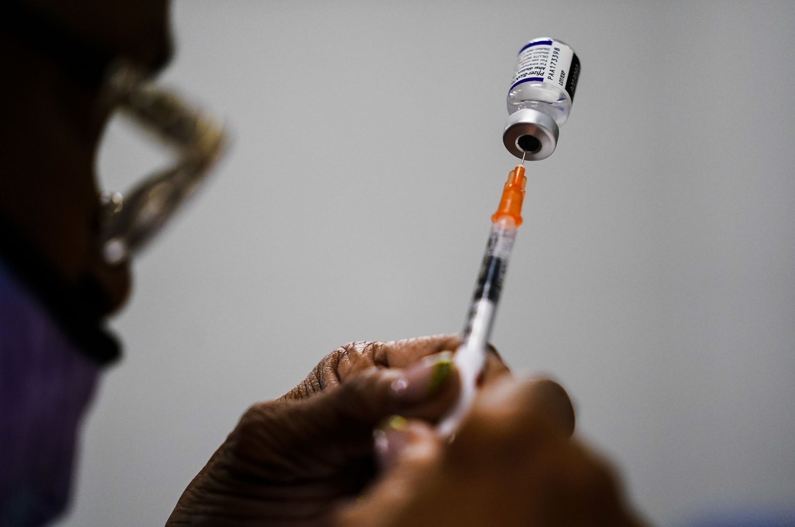 A syringe is prepared with Pfizer-BioNTech&#039;s COVID-19 vaccine at a vaccination clinic in Chester, Pennsylvania, U.S., Dec. 15, 2021. (AP Photo)