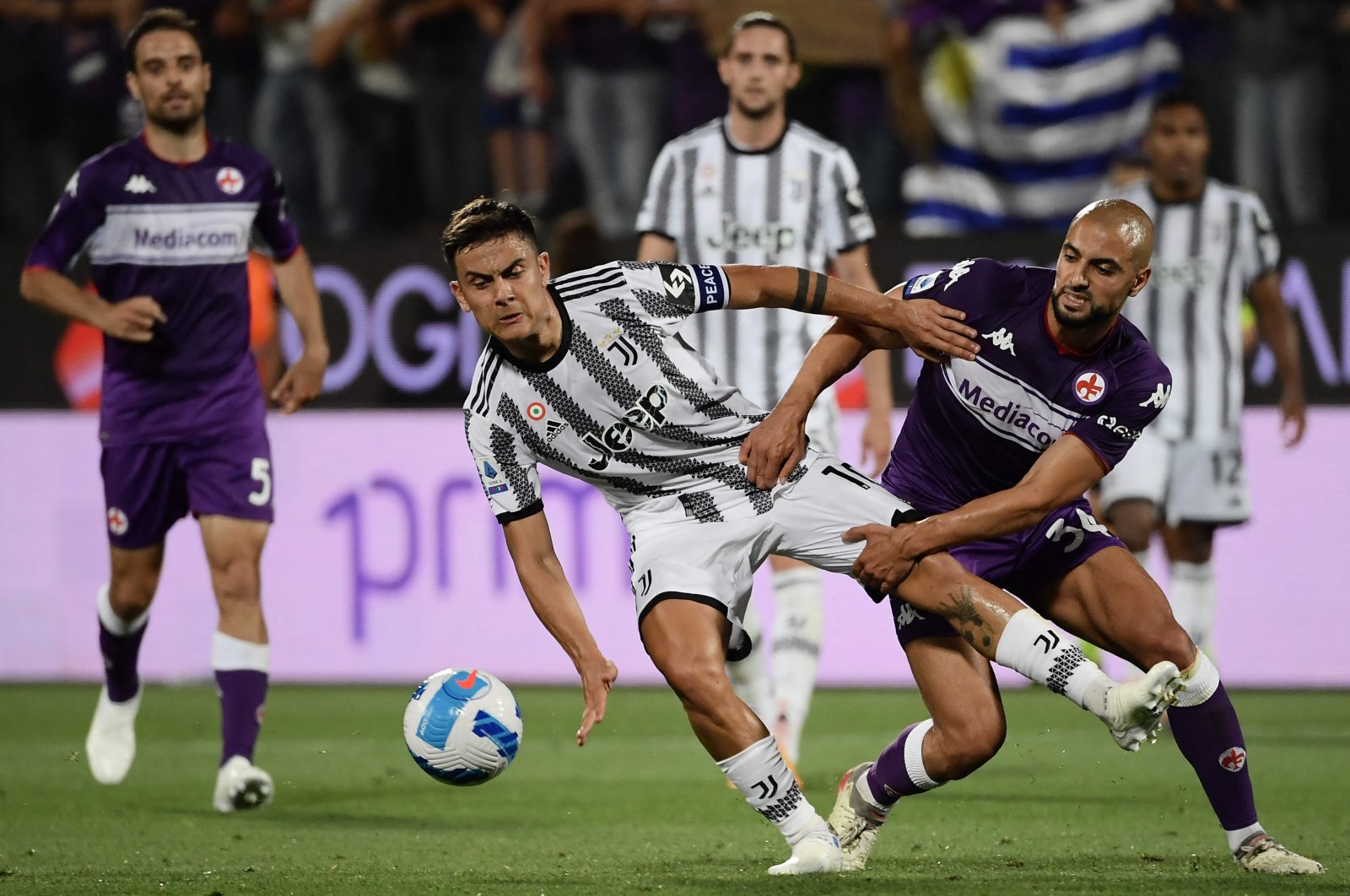 Fiorentina&#039;s Sofyan Amrabat (R) holds back Juventus&#039; Paulo Dybala during a Serie A match, Florence, May 21, 2022. (AFP Photo)