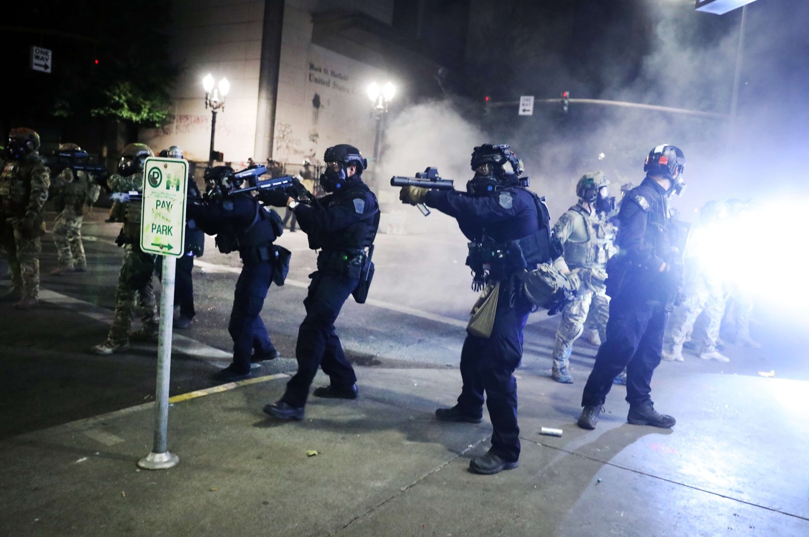 Federal police face off with protesters in a rally in Portland, Oregon, July 27, 2020. (AFP PHOTO)