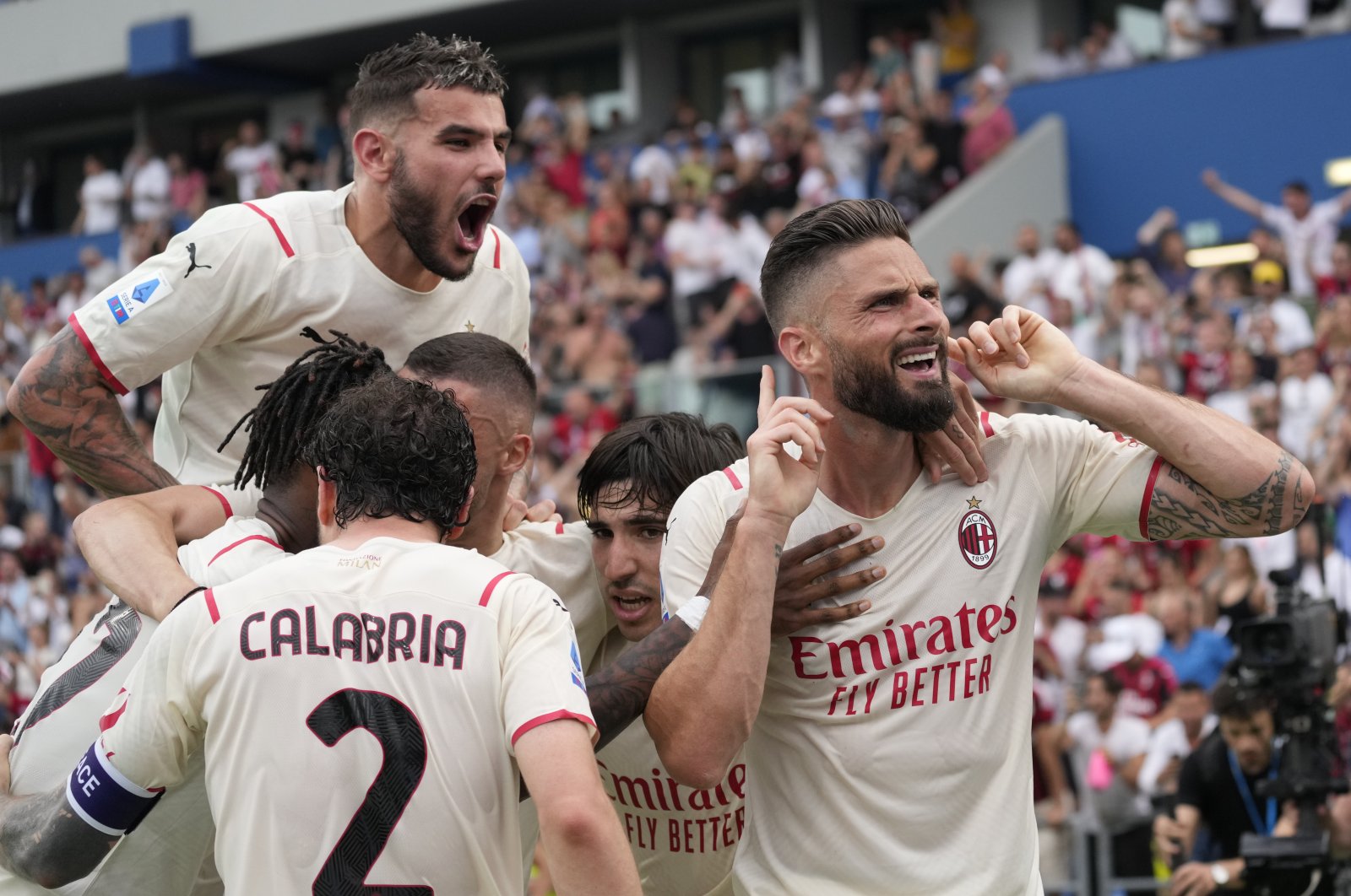AC Milan&#039;s Olivier Giroud, right, celebrates with his teammates after he scored his side&#039;s second goal during the Serie A soccer match between Sassuolo and AC Milan at the Citta del Tricolore stadium, in Reggio Emilia, Italy, Sunday, May 22, 2022. (AP Photo)