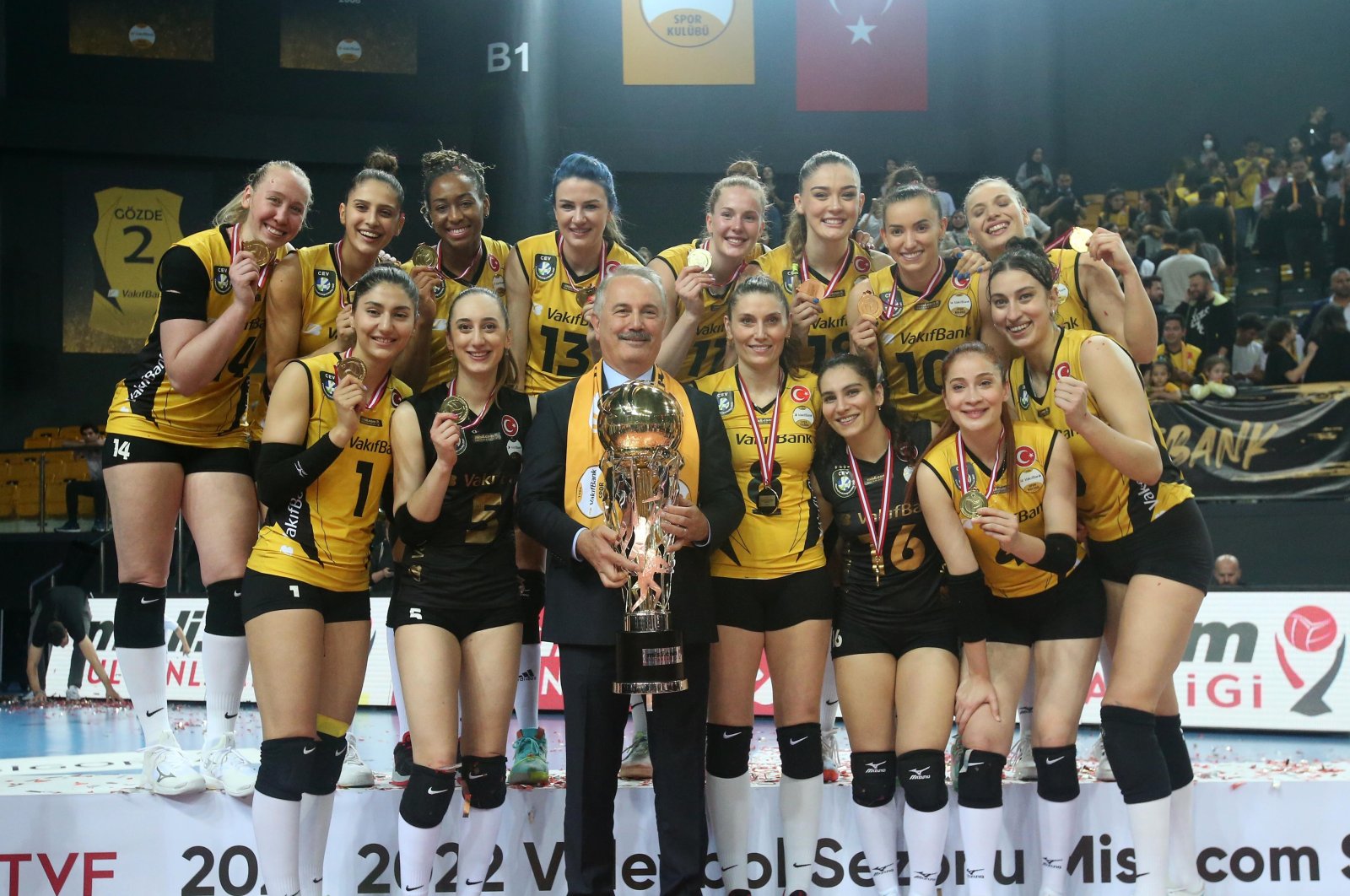 Vakıfbank Istanbul celebrate after victory, May 22, 2022. (DHA Photo)