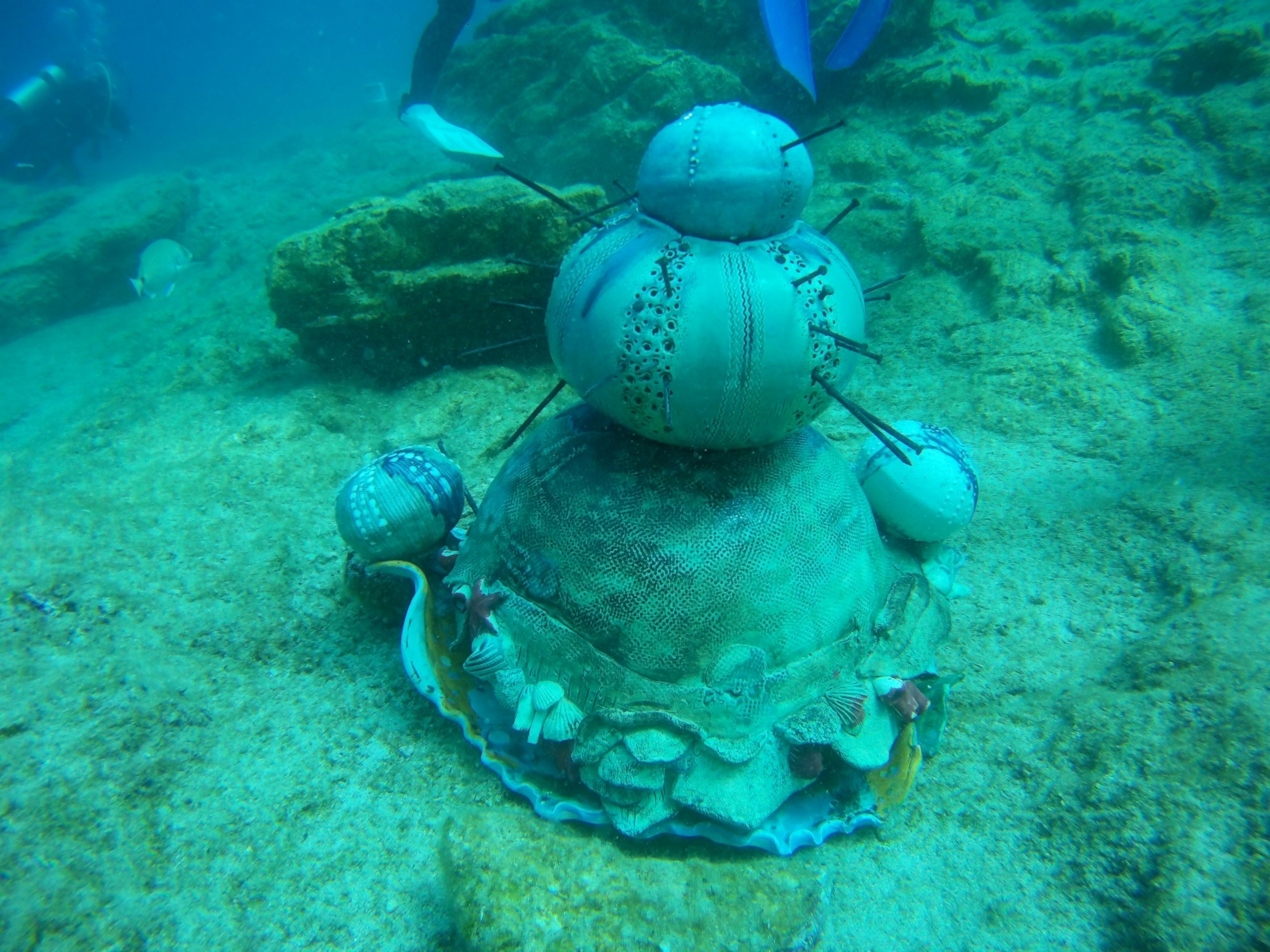 Sekitar 22 karya keramik dan patung sudah mulai dipamerkan dalam pameran bawah laut di distrik Bodrum, Muğla, Turki, 23 Mei 2022. (AA Photo)